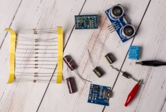 electronic-components-condensators-arduino-board-min