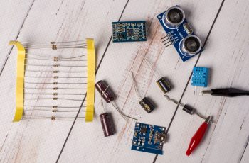 electronic-components-condensators-arduino-board-min