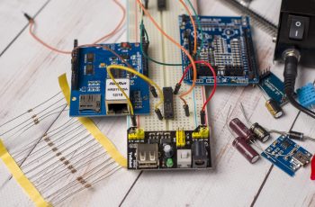 electronic-components-condensators-arduino-board(1)-min